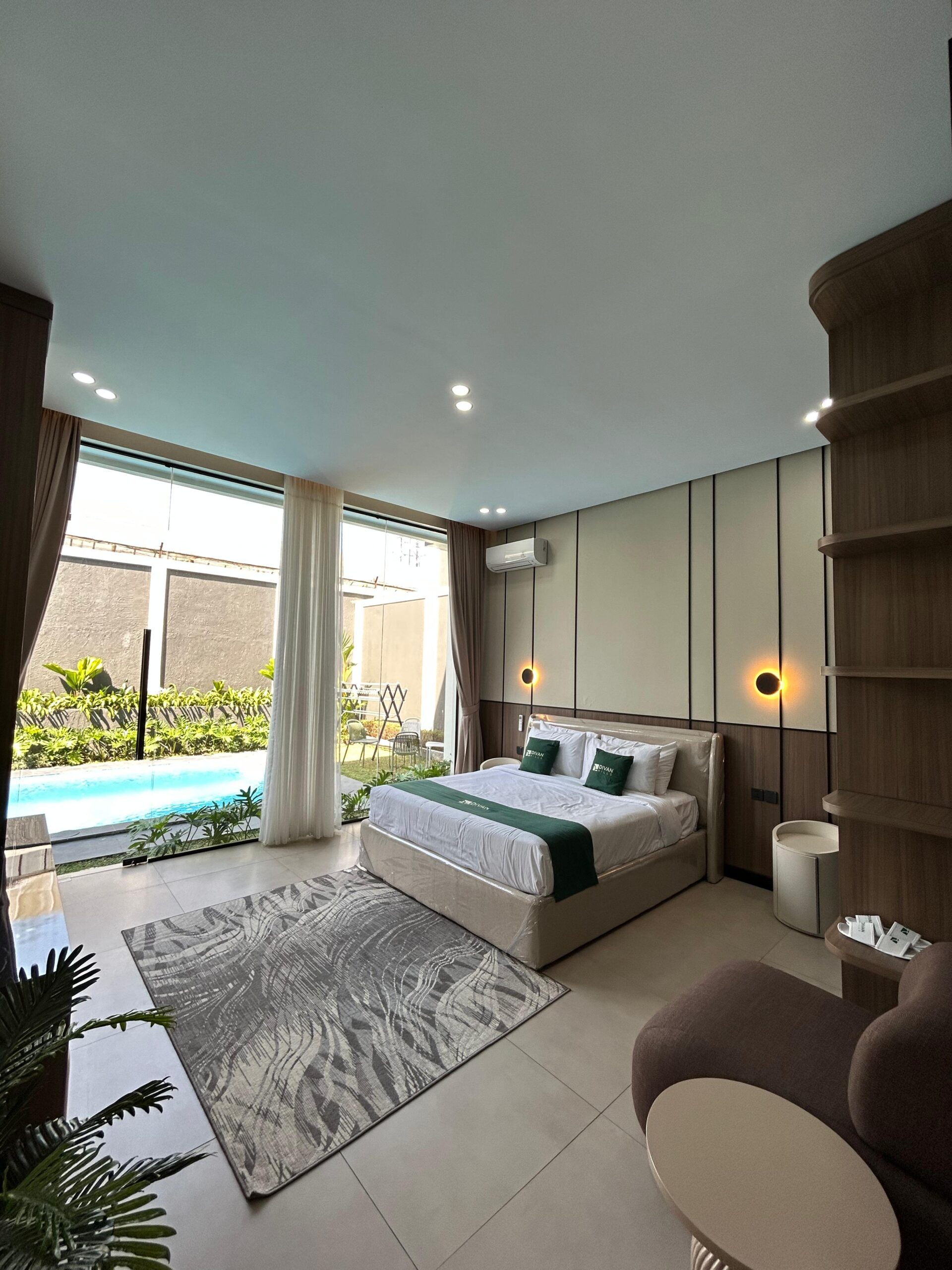 Bedroom with a view over the private pool