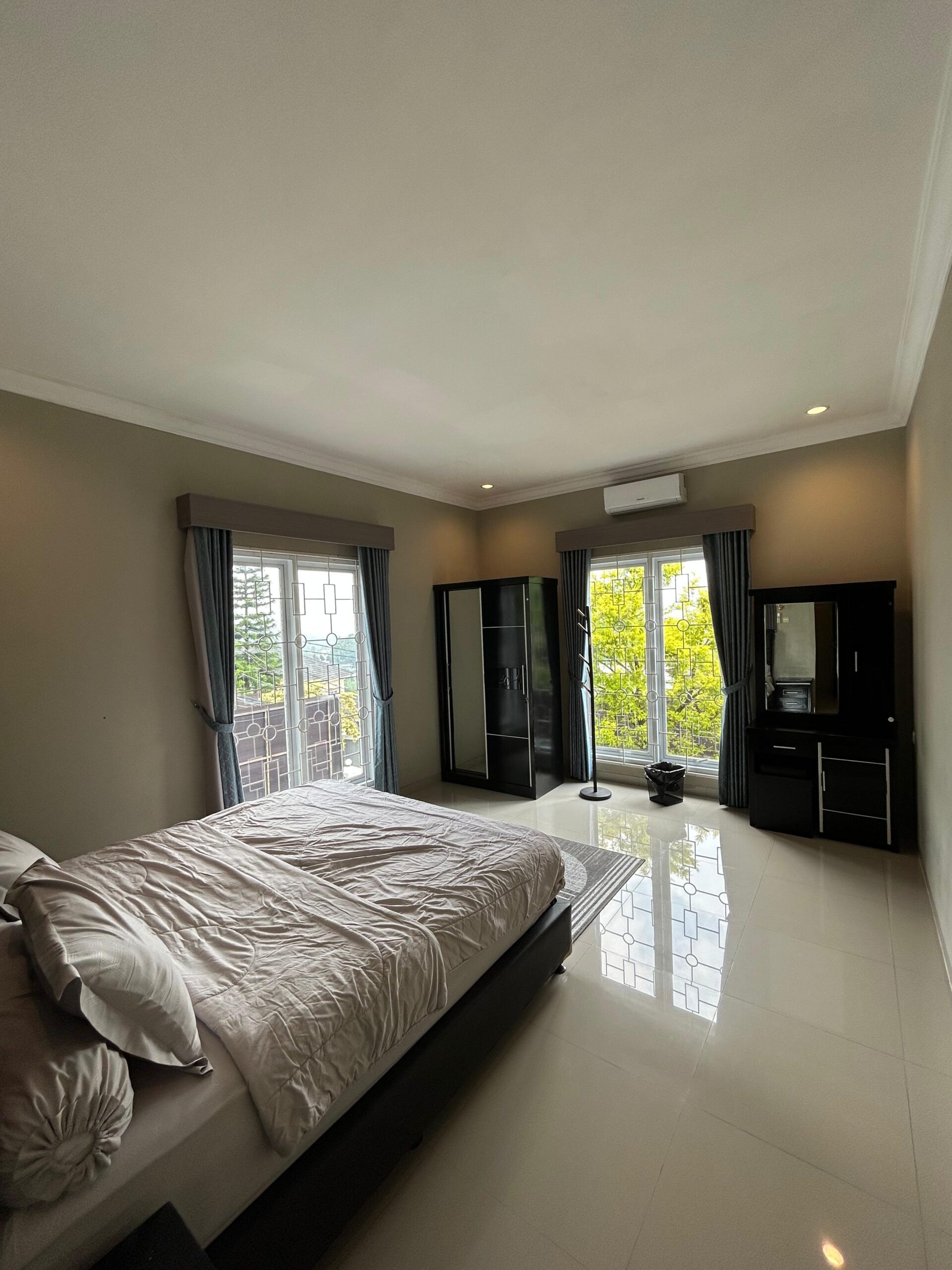 King bed with balcony doors and patterned rug