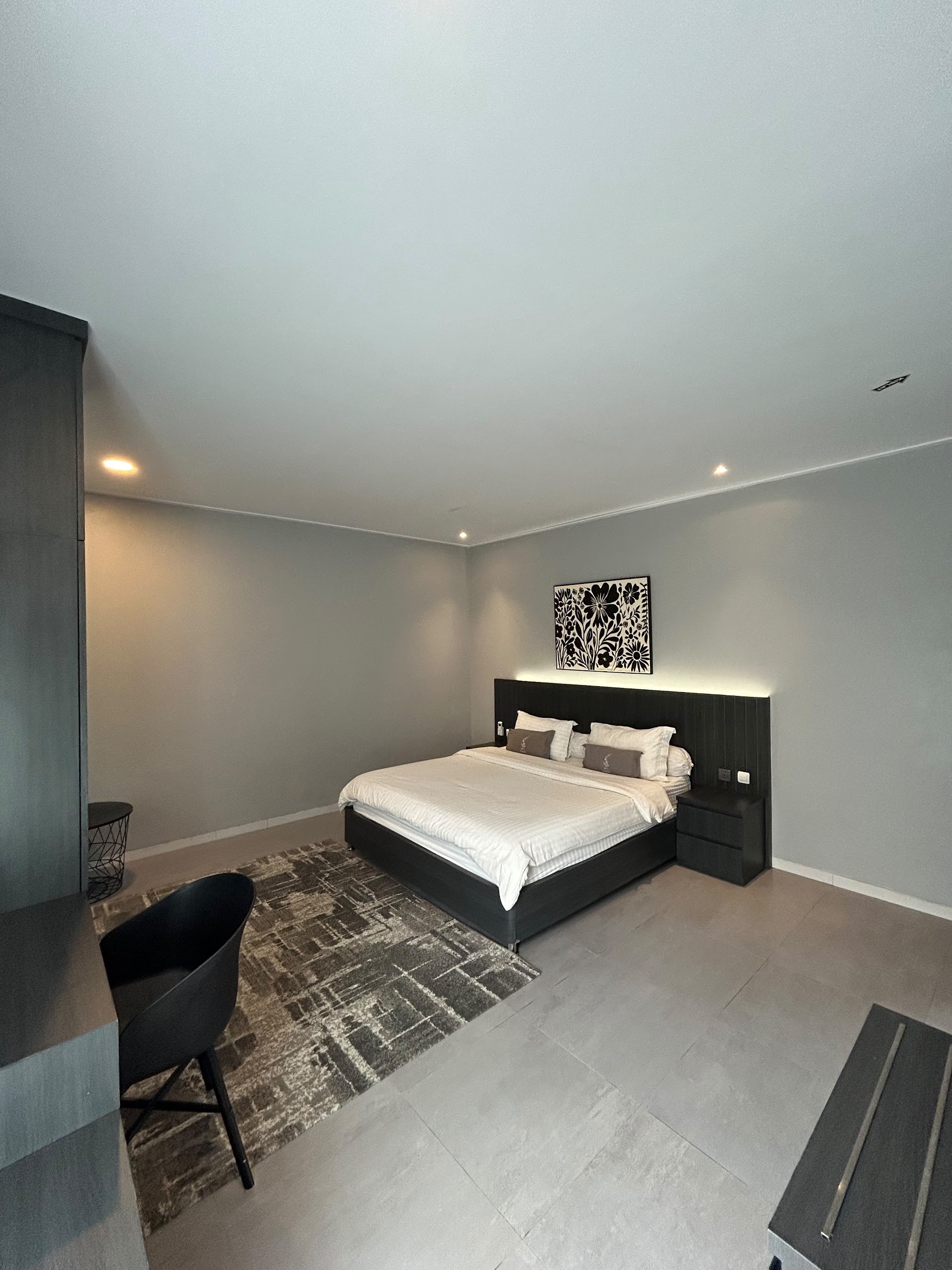 King bed with writing desk and patterned rug